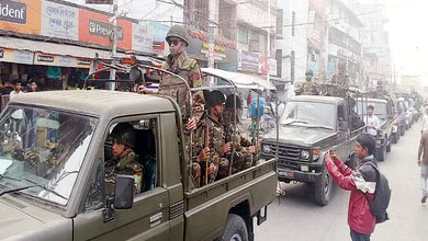 আইনশৃঙ্খলা বাহিনীর কম্বাইন্ড অপারেশন, নগরীতে সেনা–নৌ–বিজিবি–র‍্যাব–পুলিশের মহড়া  