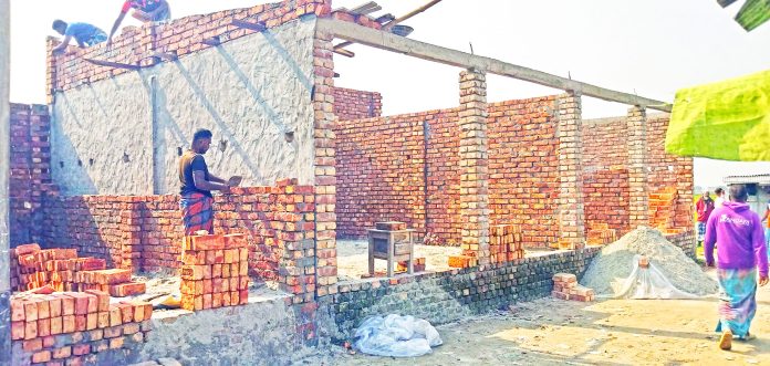 খুলনার বটিয়াঘাটায় পাউবোর জমি দখলে করে ব্যবসা প্রতিষ্ঠান নির্মান