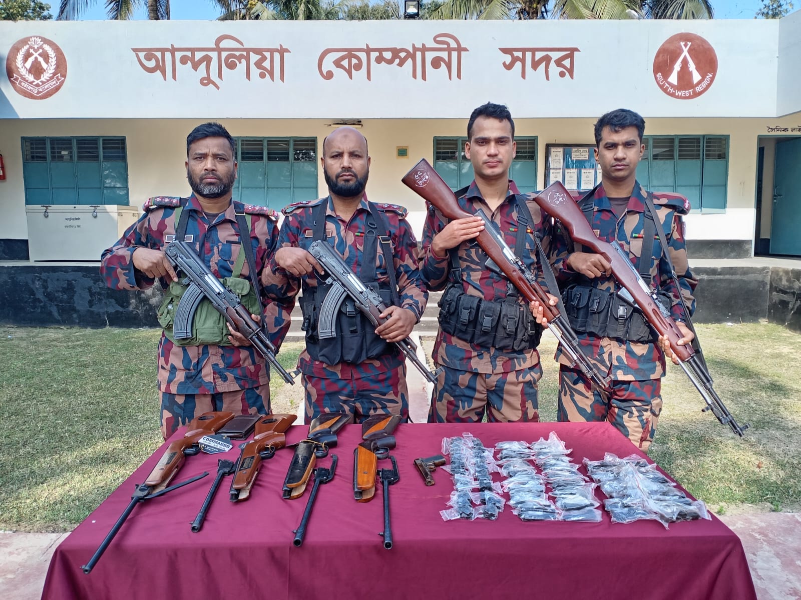 চৌগাছা সীমান্তে ০৪টি ভারতীয় এয়ার গান ও ০১টি বিদেশী গ্যাস পিস্তল আটক