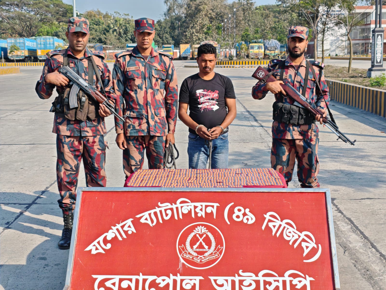 যশোর সীমান্তে আসামীসহ অবৈধ মাদকদ্রব্য এবং চোরাচালানী মালামাল আটক