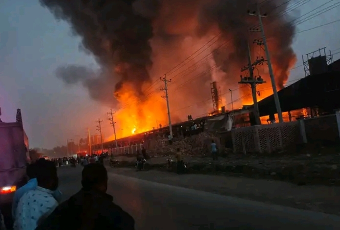 যশোরে আফিল ব্রিকস-এ ভয়াবহ অগ্নিকাণ্ড, আহত ৩