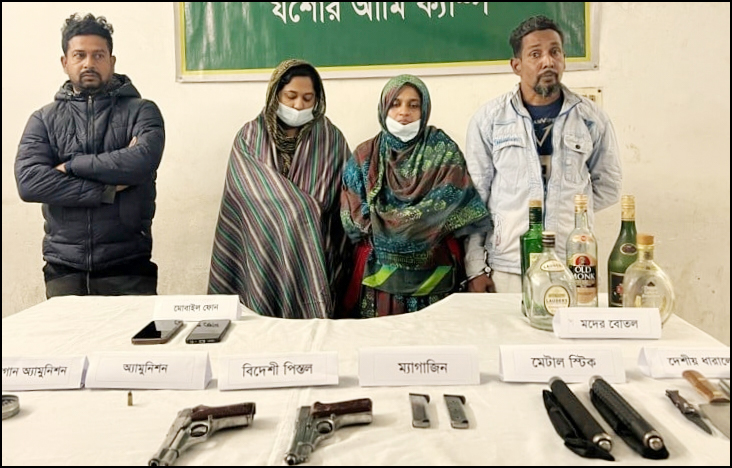 যশোরে যৌথ বাহিনীর অভিযানে অস্ত্র ও মদ উদ্ধার: দুই ভাইসহ আটক ৪