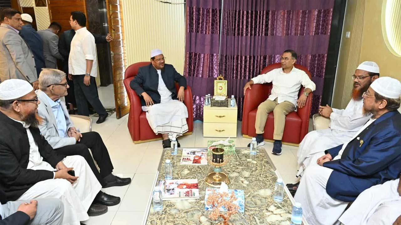 চরমোনাই পীরের বাসায় গিয়ে সাক্ষাৎ করলেন তারেক রহমান