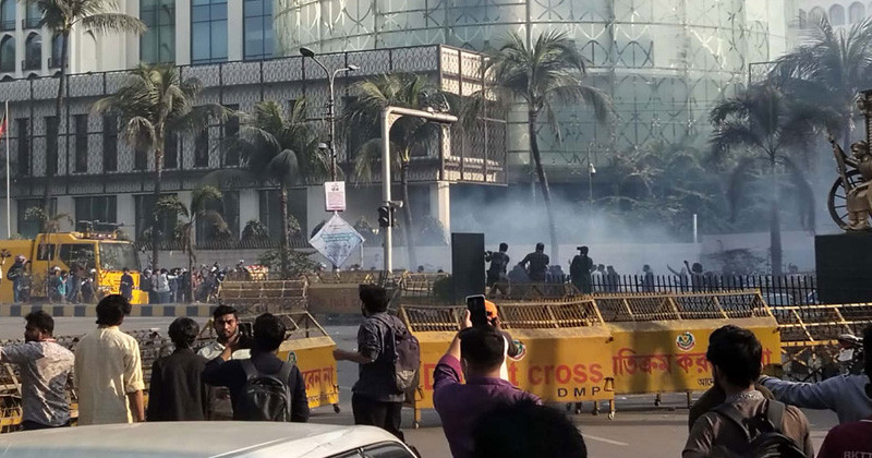 পুলিশের জলকামান ও টিয়ারগ্যাস ব্যবহারে ইন্টারকন্টিনেন্টালের সামনে রণক্ষেত্র 