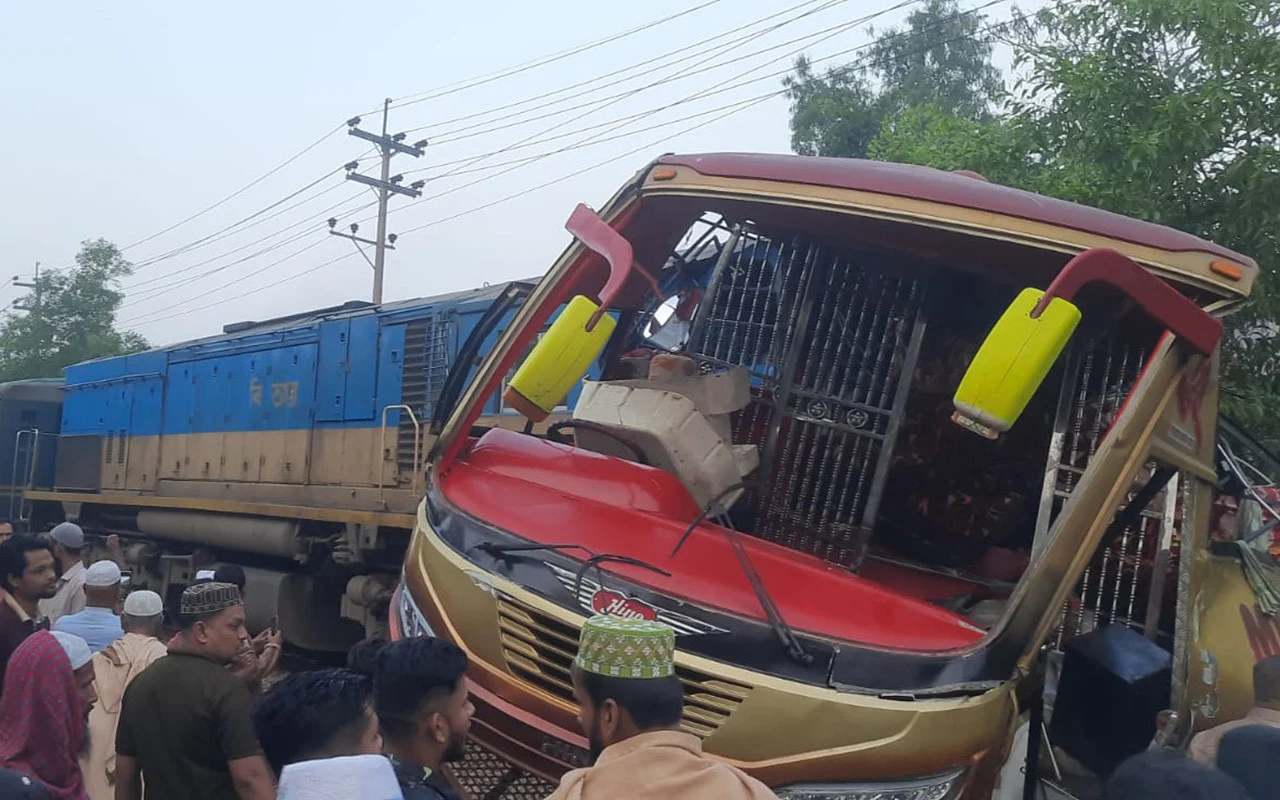 মাঝরাতে কুমিল্লায় বাস ট্রেন সংঘর্ষ নিহত-১২