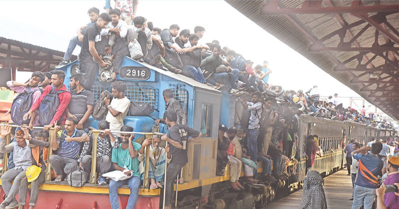 আনন্দে রাজধানী ছাড়ছে মানুষ