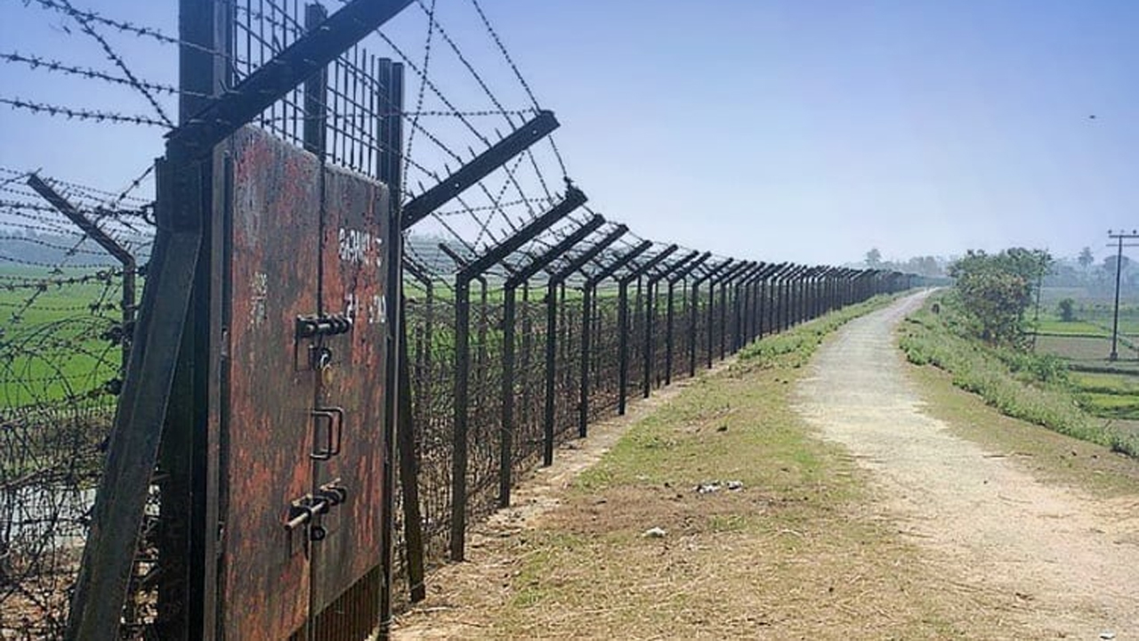 বিজেপির সংবাদ সম্মেলনে খুলনা-যশোরকে পশ্চিমবঙ্গে যুক্ত করার দাবি বাংলাদেশের সীমান্ত নিরাপত্তা নিয়ে উদ্বেগ বাড়ছে