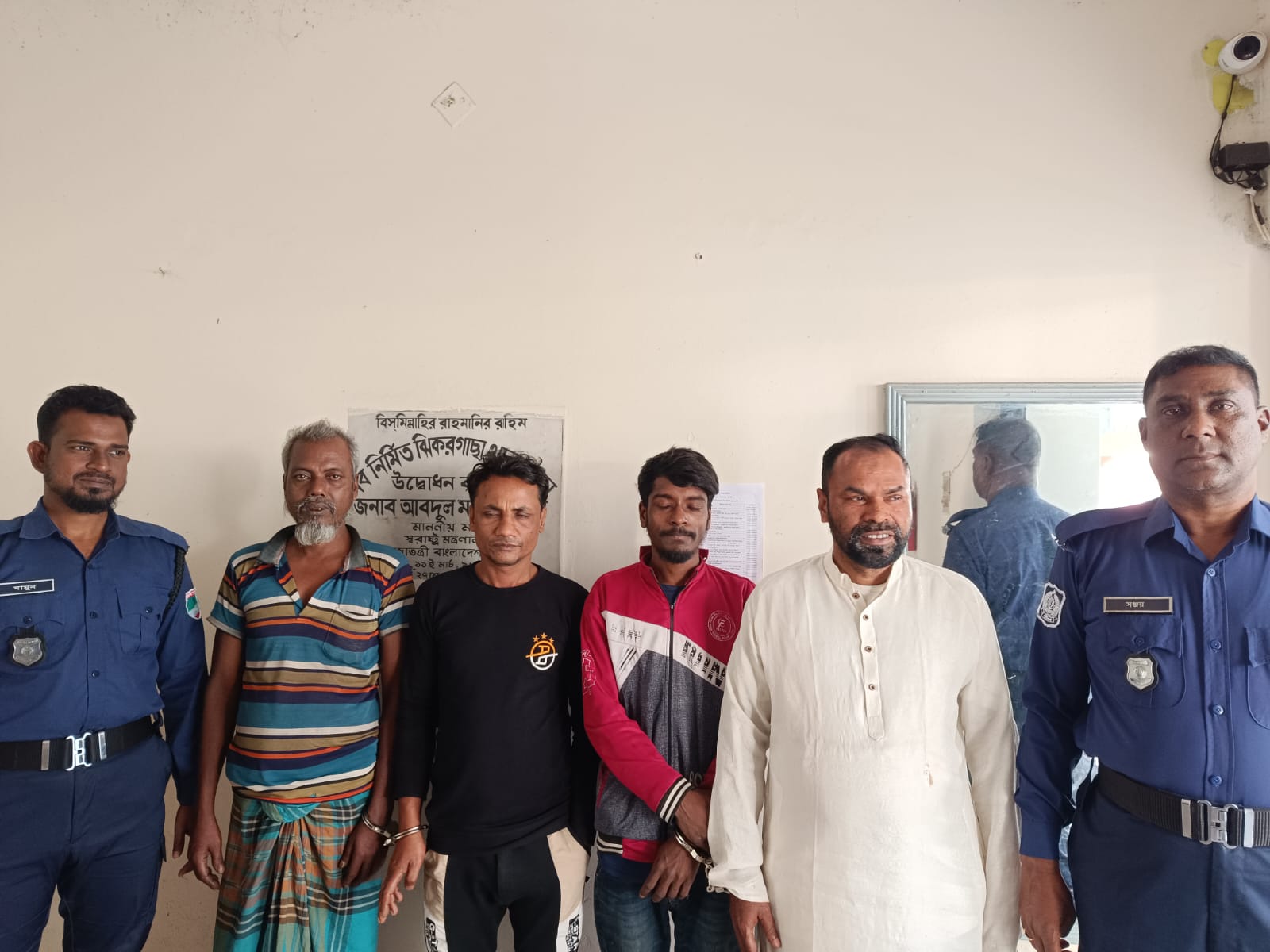 ঝিকরগাছায় পৃথক অভিযানে দুই মাদক কারবারি আটক