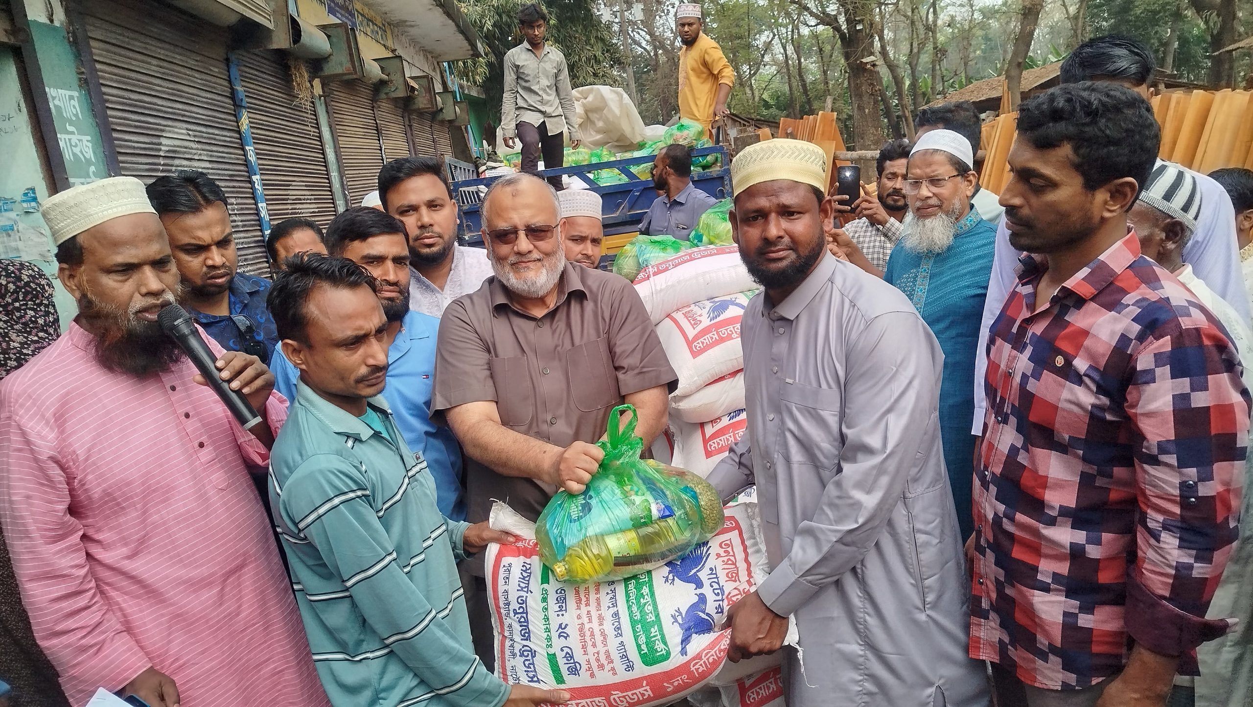 নির্বাচনী সহিংসতায় ক্ষতিগ্রস্তদের পাশে এমপি ডা. ফরিদ