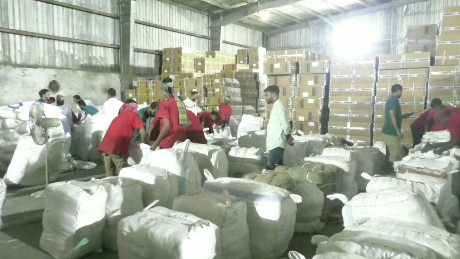 বেনাপোল বন্দরে ব্রেকিং পাউডার ঘোষণার ৬ কোটি টাকার শাড়ি কসমেটিক আটক