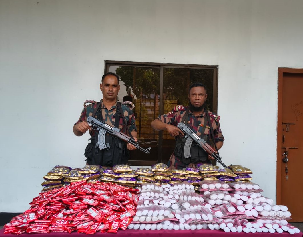 যশোর সীমান্তে অভিযানে মালিকবিহীন অবৈধ চোরাচালানী মালামাল আটক করেছে বিজিবি