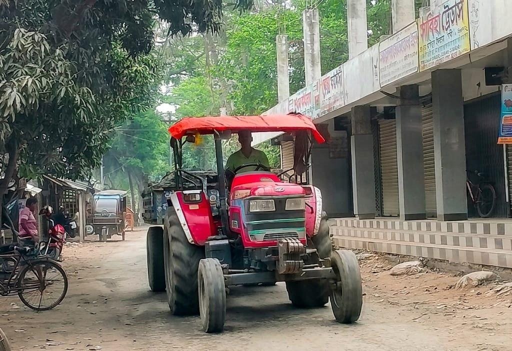 শার্শার বাহাদুরপুরে অবাধ মাটি কাটার চিড়িক, নতুন সড়ক হচ্ছে নষ্ট, ভোগান্তিতে জনগণ