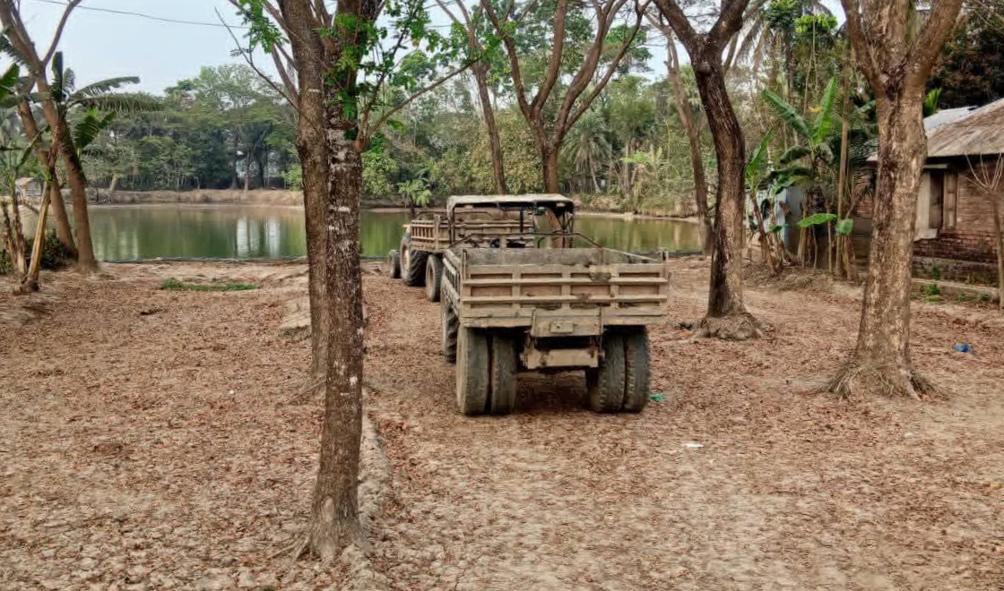 যশোরে অবৈধভাবে মাটি কাটার দায়ে ভ্রাম্যমাণ আদালতের জরিমানা