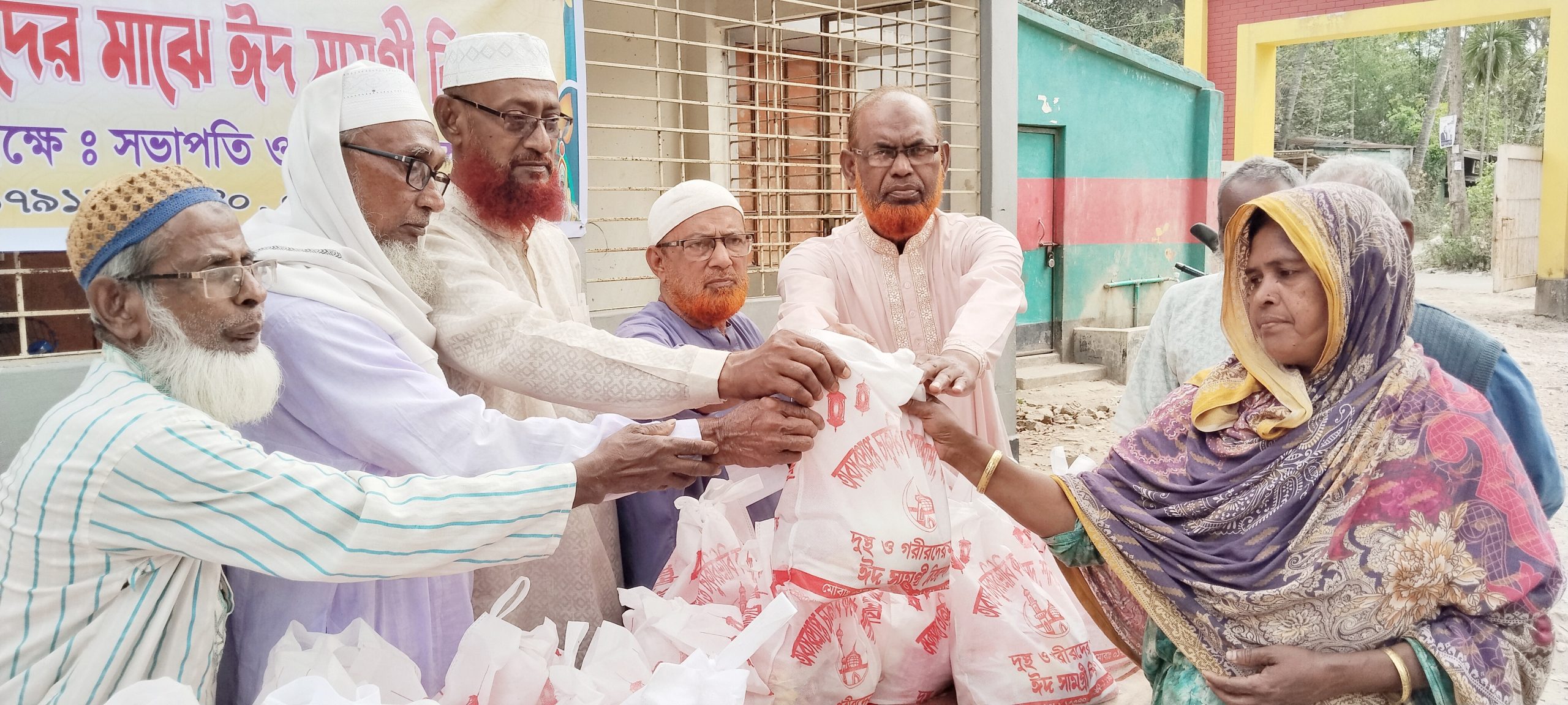 শার্শায় অসহায়-দুঃস্থদের মাঝে ঈদ উপহার সামগ্রী বিতরণ