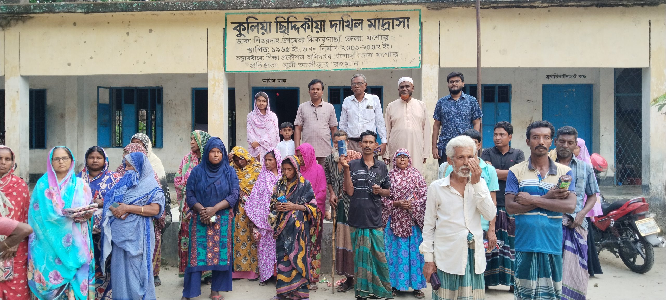 ঝিকরগাছায় ঈদ-উল ফিতর উপলক্ষে অসহায়-দুঃস্থদের মাঝে শাড়ি-লুঙ্গী বিতরণ