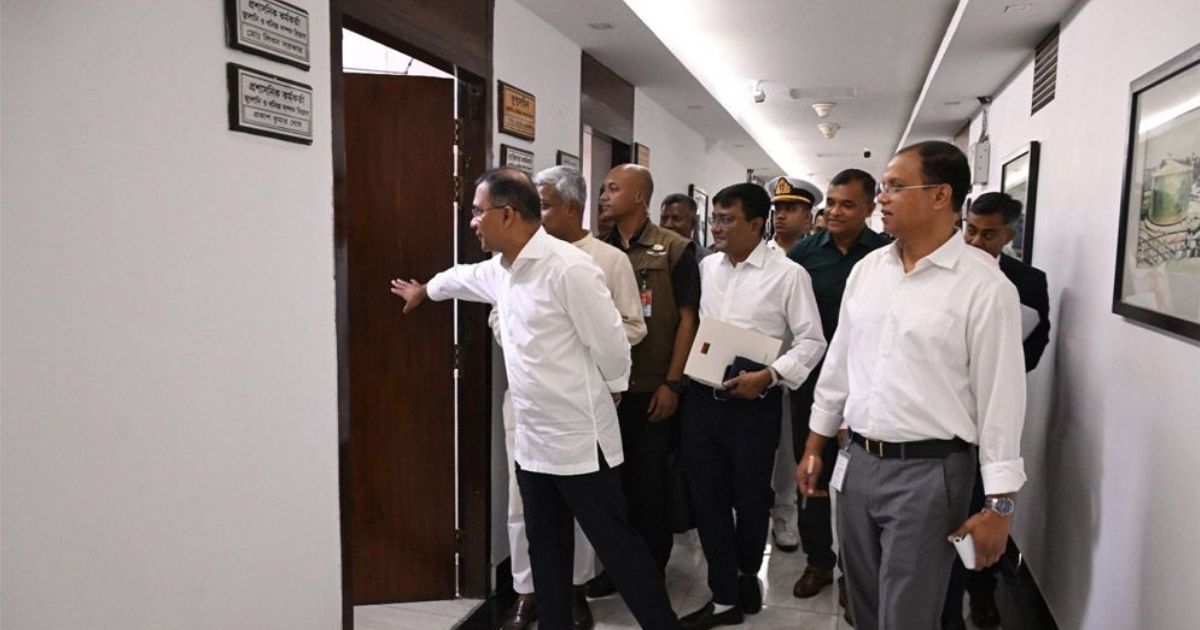 সচিবালয়ের বিভিন্ন মন্ত্রণালয়ে আকস্মিক পরিদর্শনে প্রধানমন্ত্রী