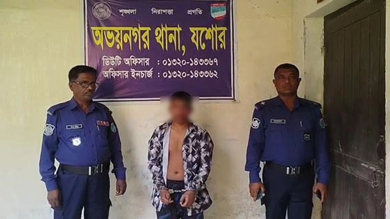 কিশোরী ধর্ষণের অভিযোগে ধর্ষককে গণপিটুনি দিয়ে পুলিশে সোপর্দ