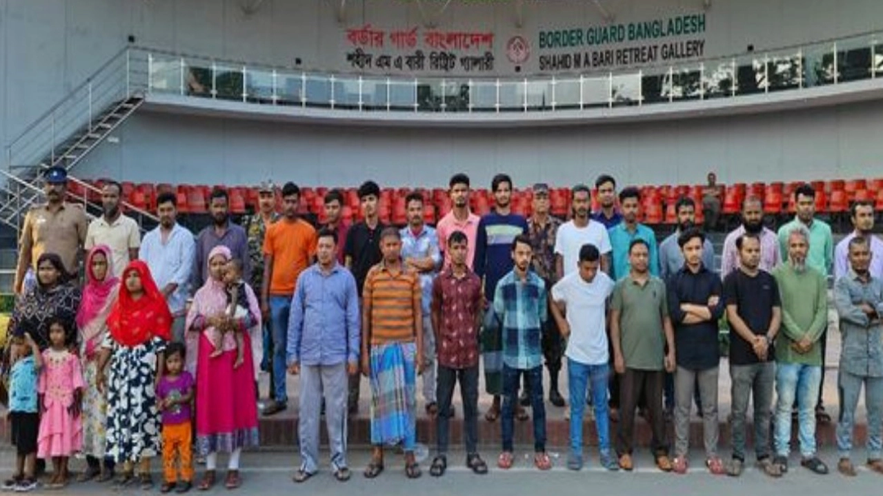 ভারতে আটক ৩৩ বাংলাদেশীকে বেনাপোল চেকপোস্ট ইমিগ্রেশন পুলিশের কাছে হস্তান্তর