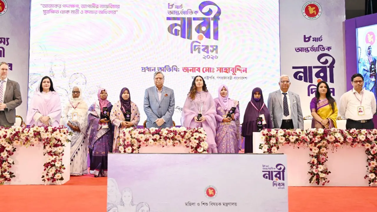 খালেদা জিয়াসহ ৬ জন পেলেন ‘শ্রেষ্ঠ অদম্য’ নারী পুরস্কার