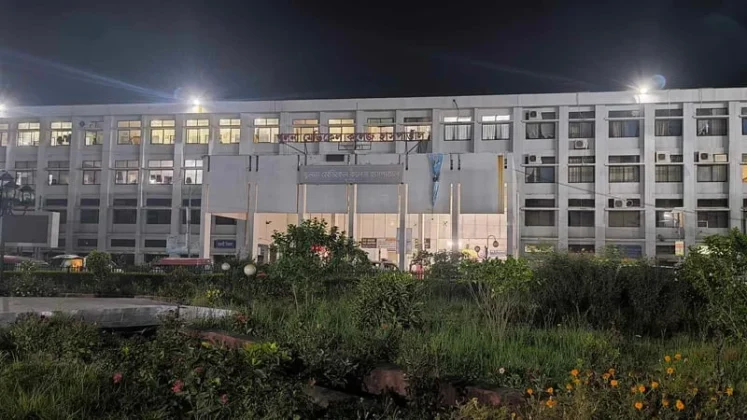 খুলনা মেডিকেল কলেজ হাসপাতালের বেহালদশা, পরীক্ষা করতে হয় বাইরে