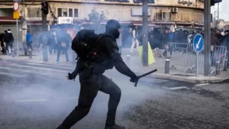 পবিত্র আল-আকসায় মুসল্লিদের ওপর ইসরায়েলি বাহিনীর বর্বর হামলা