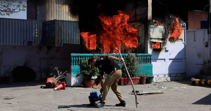 ইরানে হামলার প্রতিবাদে উত্তাল এথেন্স, মার্কিন-ইসরায়েলি দূতাবাস ঘেরাও