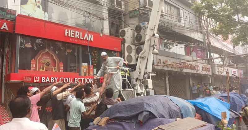 মিরপুরে বহুতল ভবনে আগুন নেভাতে ফায়ার সার্ভিসের একাধিক ইউনিট কাজ করছে