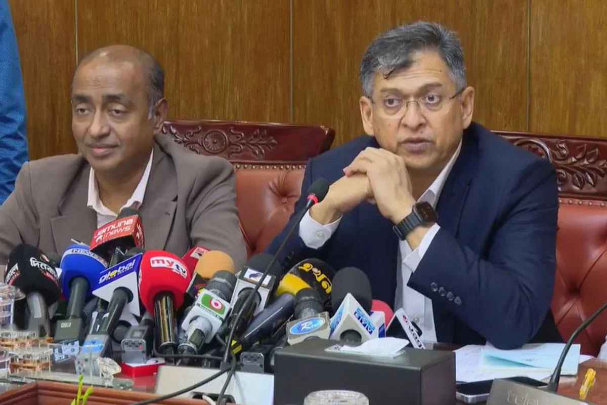 কিছু অধ্যাদেশ নিয়ে বিরোধী দল রাজনীতি করতে চাচ্ছে’ সচিবালয়ে এক ব্রিফিংয়ে স্বরাষ্ট্রমন্ত্রী