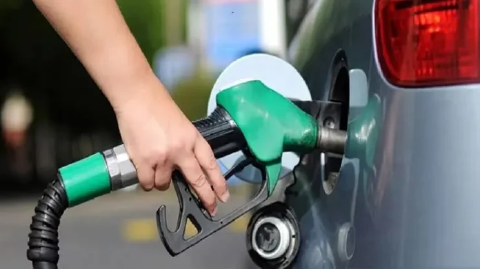 তেলের কালোবাজারিরা এখন অনলাইনে, জড়িত রয়েছে ৩০০ চক্র