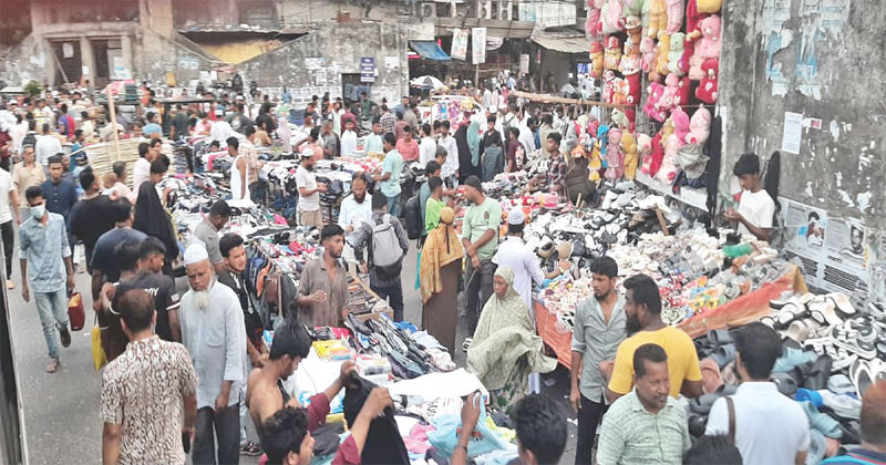 আবার সেই পুরোনো রূপেই ফিরে এসেছে ঢাকার ফুটপাত