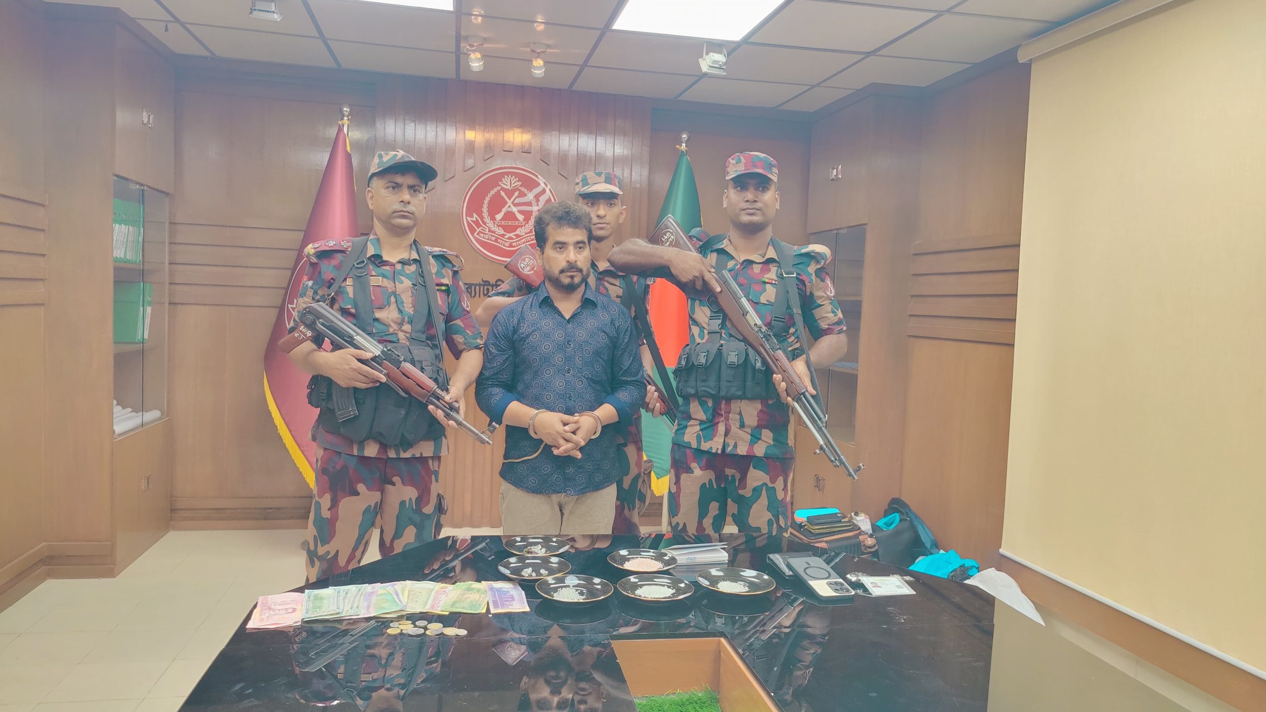 যশোর ব্যাটালিয়ন (৪৯ বিজিবি)র বিশেষ অভিযানে ৬ কোটি ৬২ লক্ষাধিক টাকা মূল্যের ডায়মন্ড ও বিদেশী মূদ্রাসহ এক ভারতীয় নাগরিক আটক