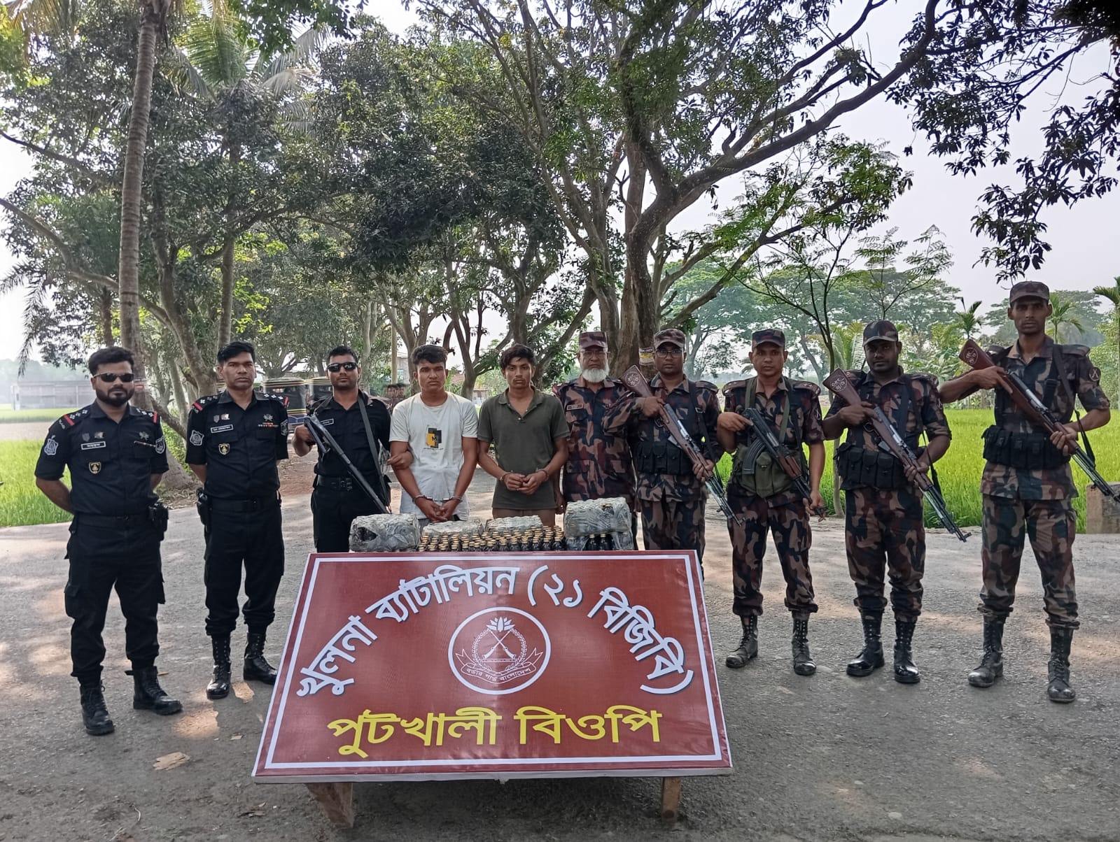 বেনাপোল পুটখালী বিজিবি ও র‌্যাবের যৌথ অভিযানে ভারতীয় উইন্সেরেক্স সিরাপসহ দুই পাচারকারী আটক