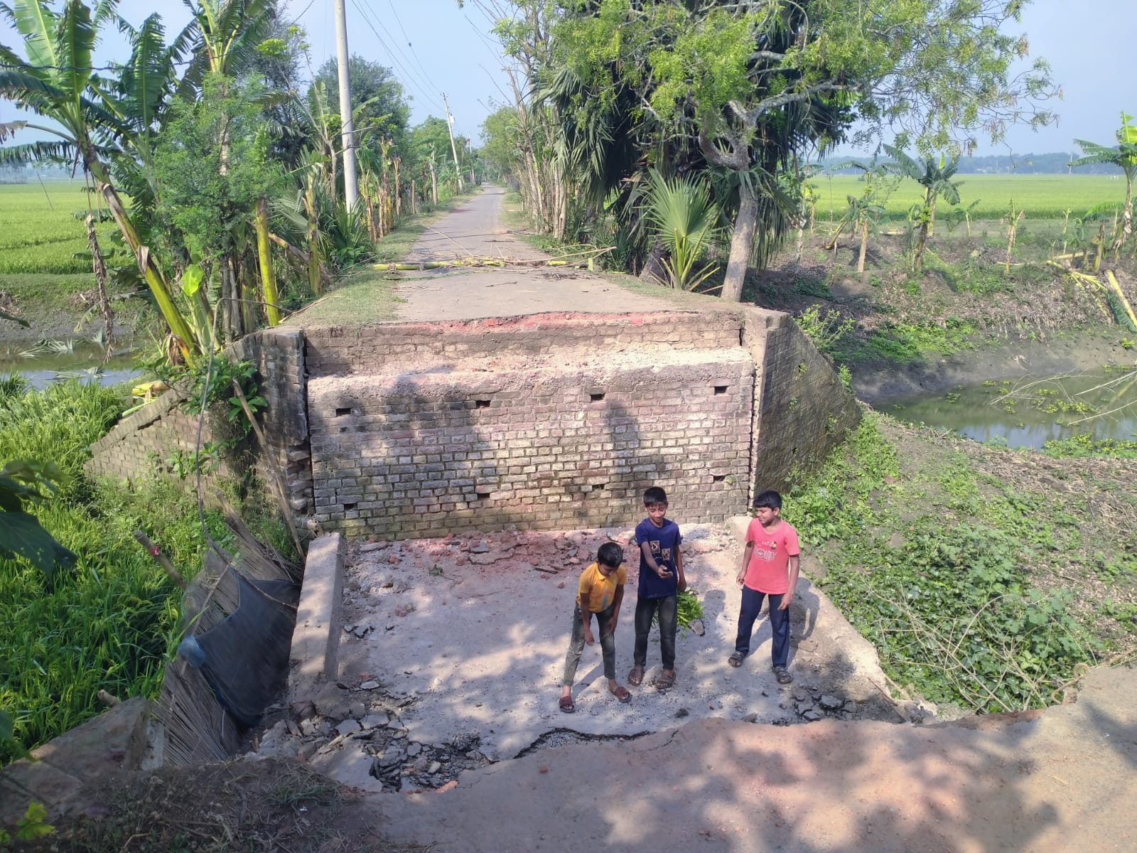 শার্শায় বালুবাহী ট্রাকের ভারে ব্রিজ ধসে যোগাযোগ বিচ্ছিন্ন, দ্রুত ব্রিজ নির্মাণের দাবি