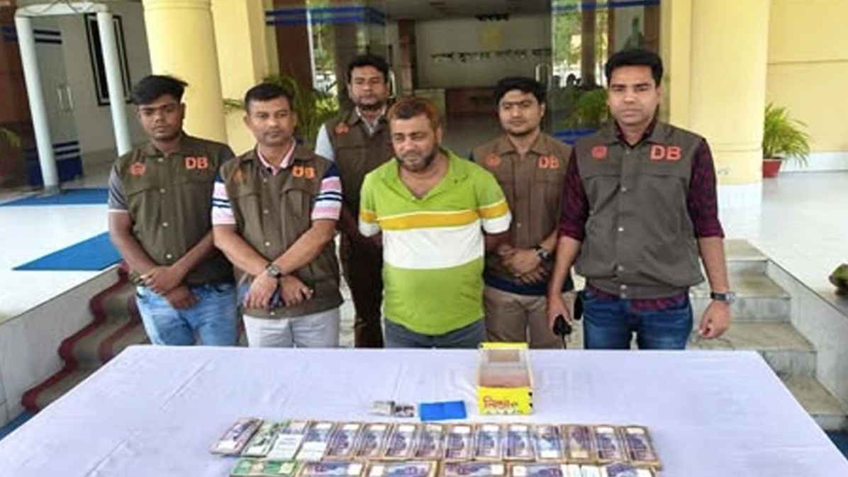 যশোরে ডিবির অভিযানে ইয়াবা ও নগদ টাকাসহ আটক-১