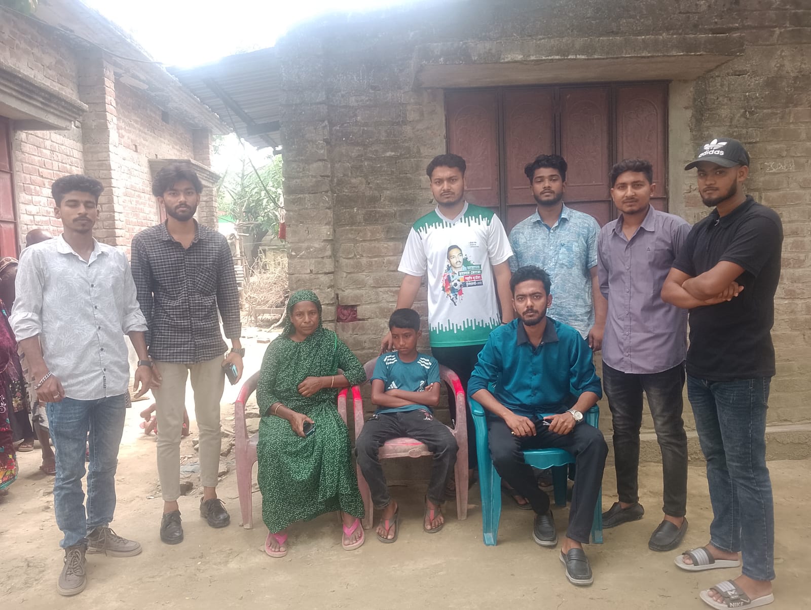 যশোর রেল স্টেশন থেকে উদ্ধার হওয়া নিখোঁজ শিশুকে মায়ের কোলে ফিরিয়ে দিল ছাত্রদল