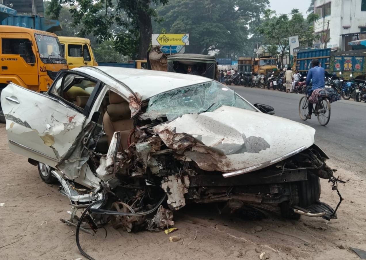 প্রাইভেটকার নিয়ন্ত্রণ হারিয়ে গাছের সাথে ধাক্কা,স্বামী নিহত, স্ত্রী আহত