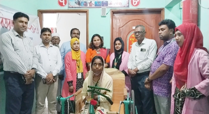 ঝিকরগাছায় প্রতিবন্ধী সুচিত্রা বিশ্বাসকে গাড়ি বিতরণ