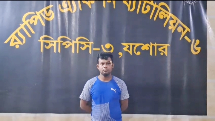 যশোরে র‍্যাবের অভিযানে রিভলবার ও চাকুসহ সন্ত্রাসী আটক