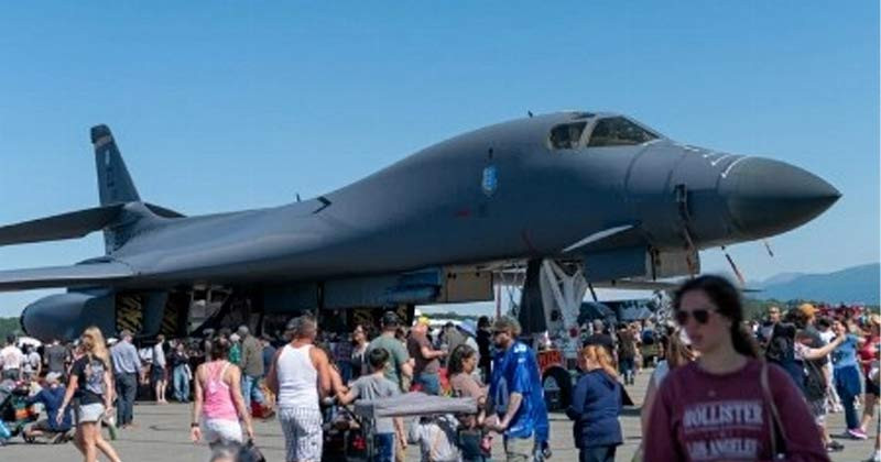 কুড়াল দিয়ে মার্কিন সামরিক বিমান ভাঙচুর করায় আয়ারল্যান্ড বিমানবন্দরে তুলকালাম