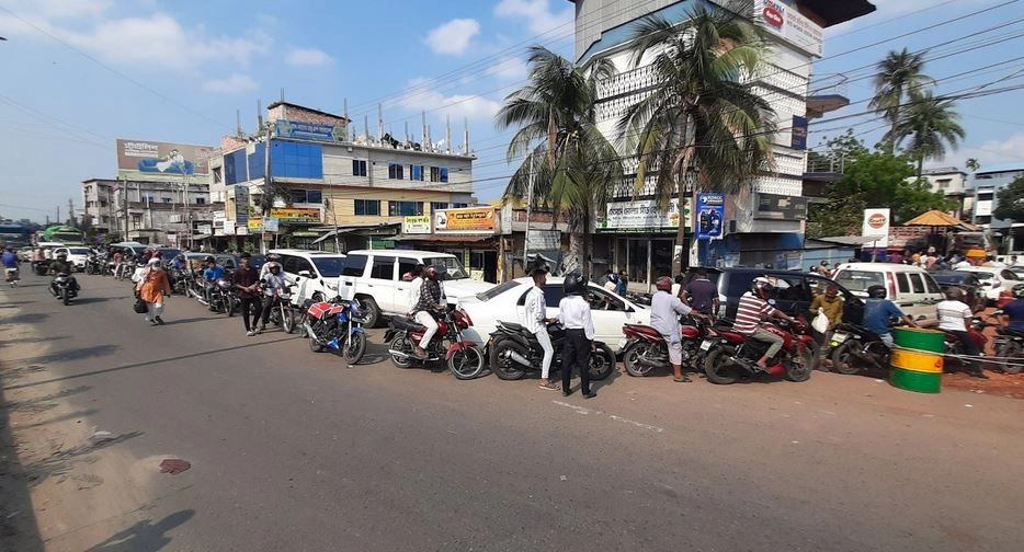 যশোরে লম্বা লাইনে ঘণ্টার পর ঘণ্টা অপেক্ষা