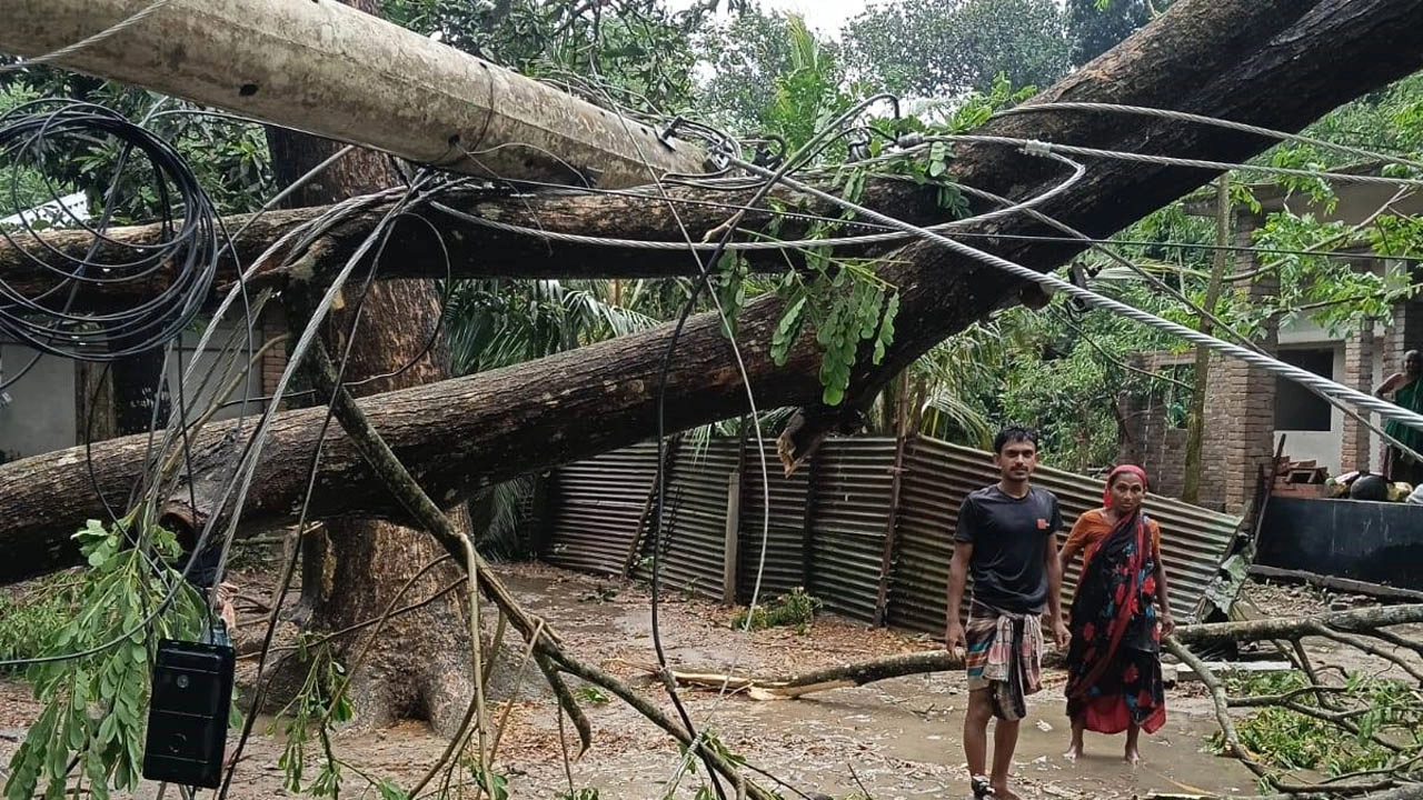 দক্ষিণ-পশ্চিমাঞ্চলে ভয়াবহ কালবৈশাখী ঝড় ও বজ্রপাত, চার জেলায় নিহত ৫