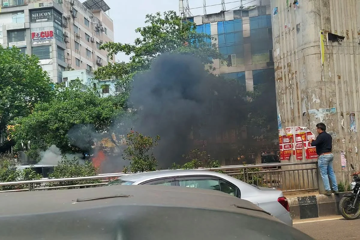 ফার্মগেটে সহসাই চলন্ত মাইক্রোবাসে আগুন, হয়নি কোন ক্ষয়ক্ষতি