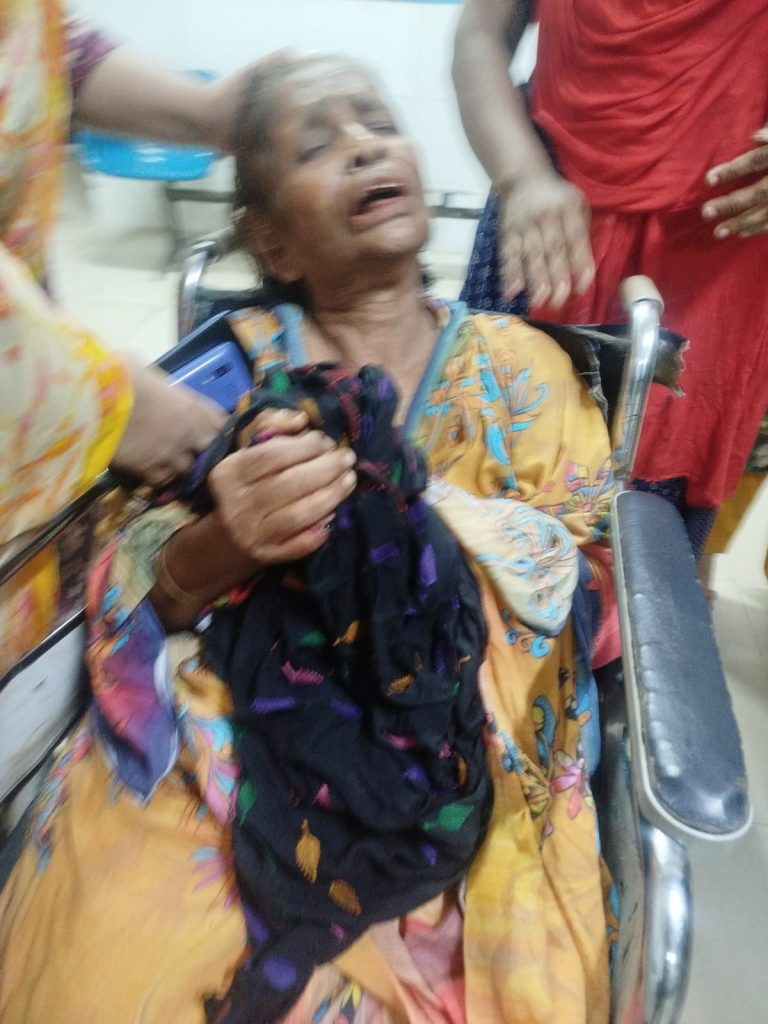 খুলনায় দুর্বৃত্তদের গুলিতে বৃদ্ধা গুলিবিদ্ধ, মেডিকেলে ভর্তি
