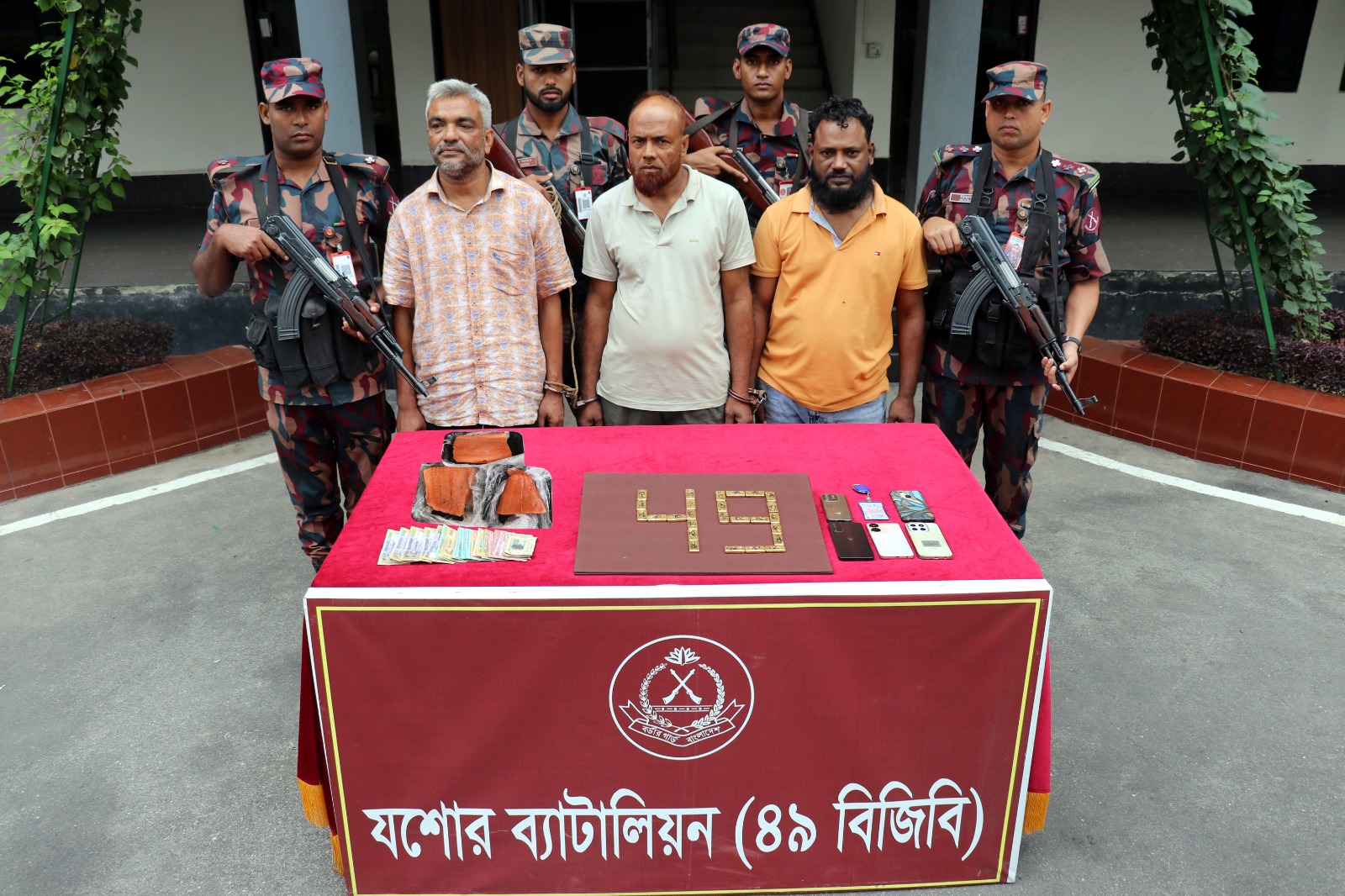 ০৩ কেজি ৪৮ গ্রাম ওজনের ২৬টি স্বর্ণের বারসহ ০৩ জন আসামী আটক করেছে ৪৯ বিজিবি