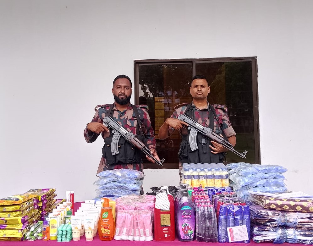 যশোর সীমান্তে অভিযানে চোরাচালানী মালামাল আটক করেছে বিজিবি