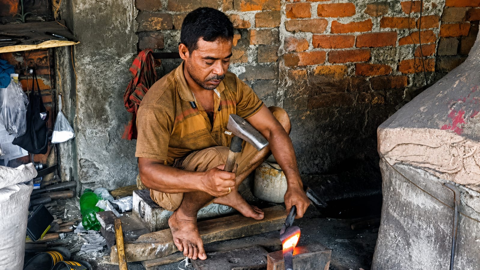 ঈদুল আজহাকে ঘিরে সারসায় কামারশিল্পীদের ব্যস্ততা