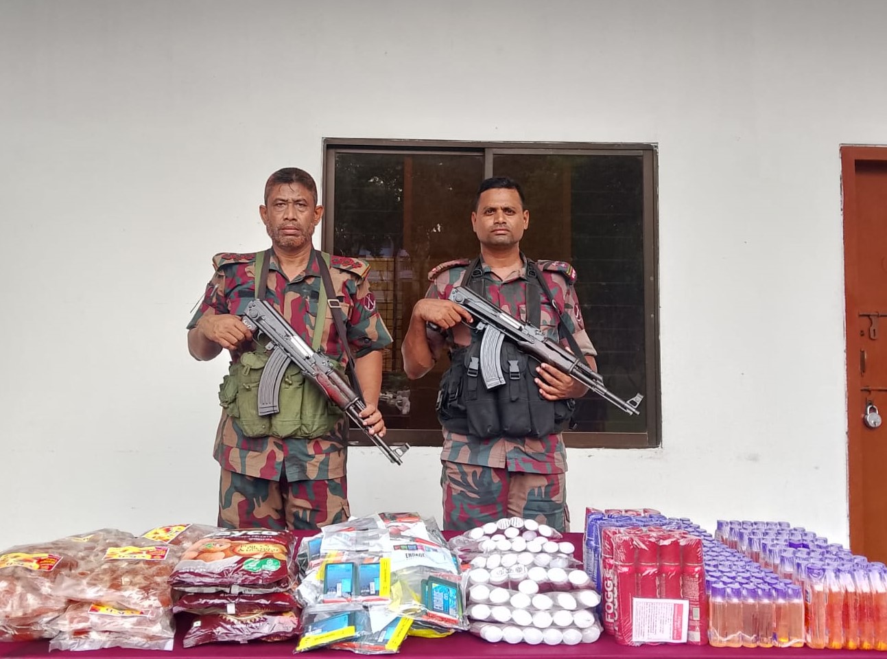 যশোর সীমান্ত থেকে অবৈধ চোরাচালানী মালামাল আটক করেছে বিজিবি