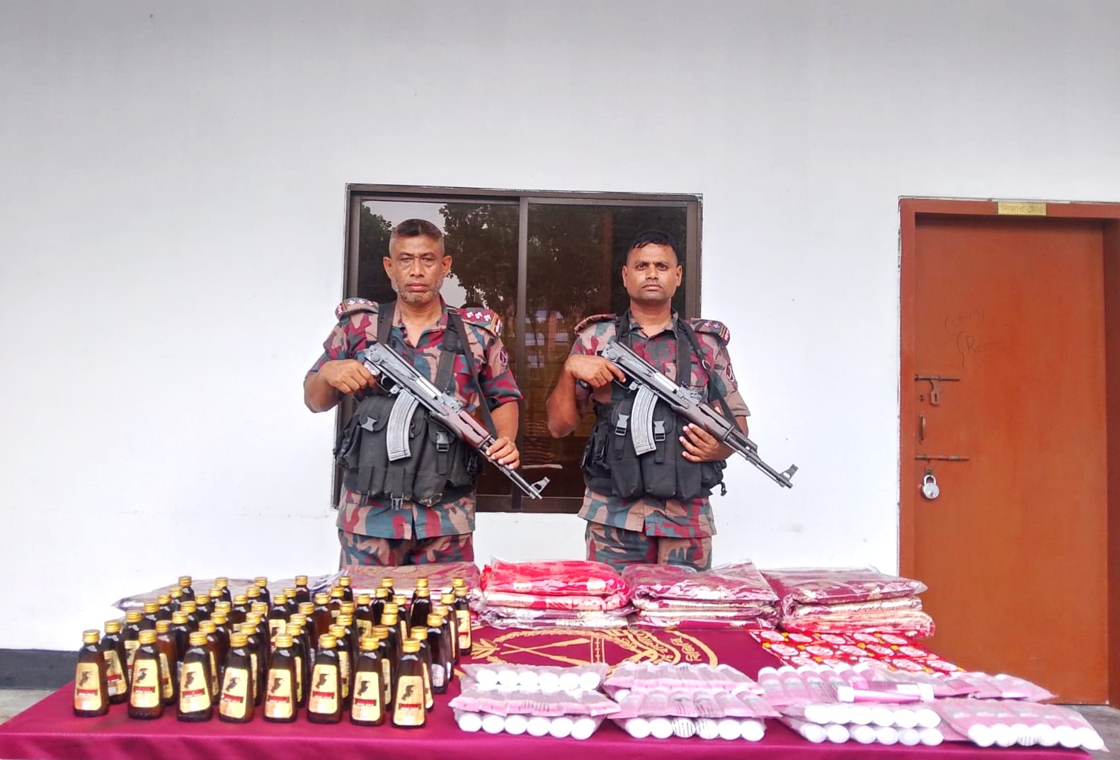 যশোর সীমান্ত থেকে অবৈধ চোরাচালানী মালামাল আটক
