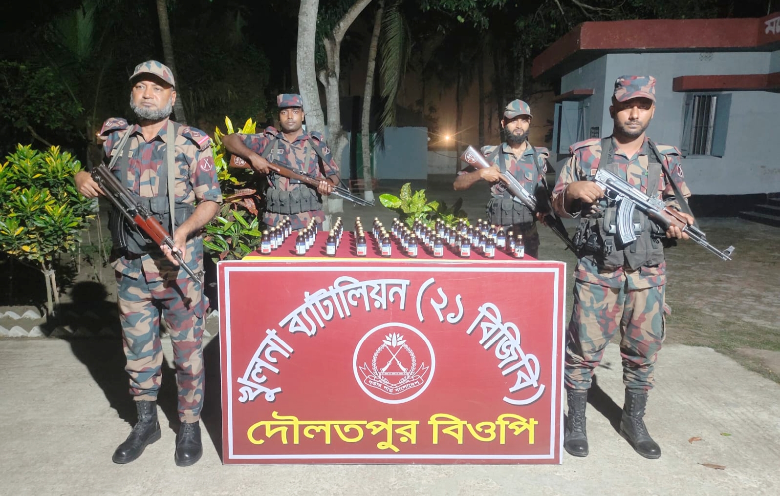 বেনাপোল দৌলতপুর সীমান্তে বিজিবি’র অভিযানে উইনিক্স সিরাপ জব্দ