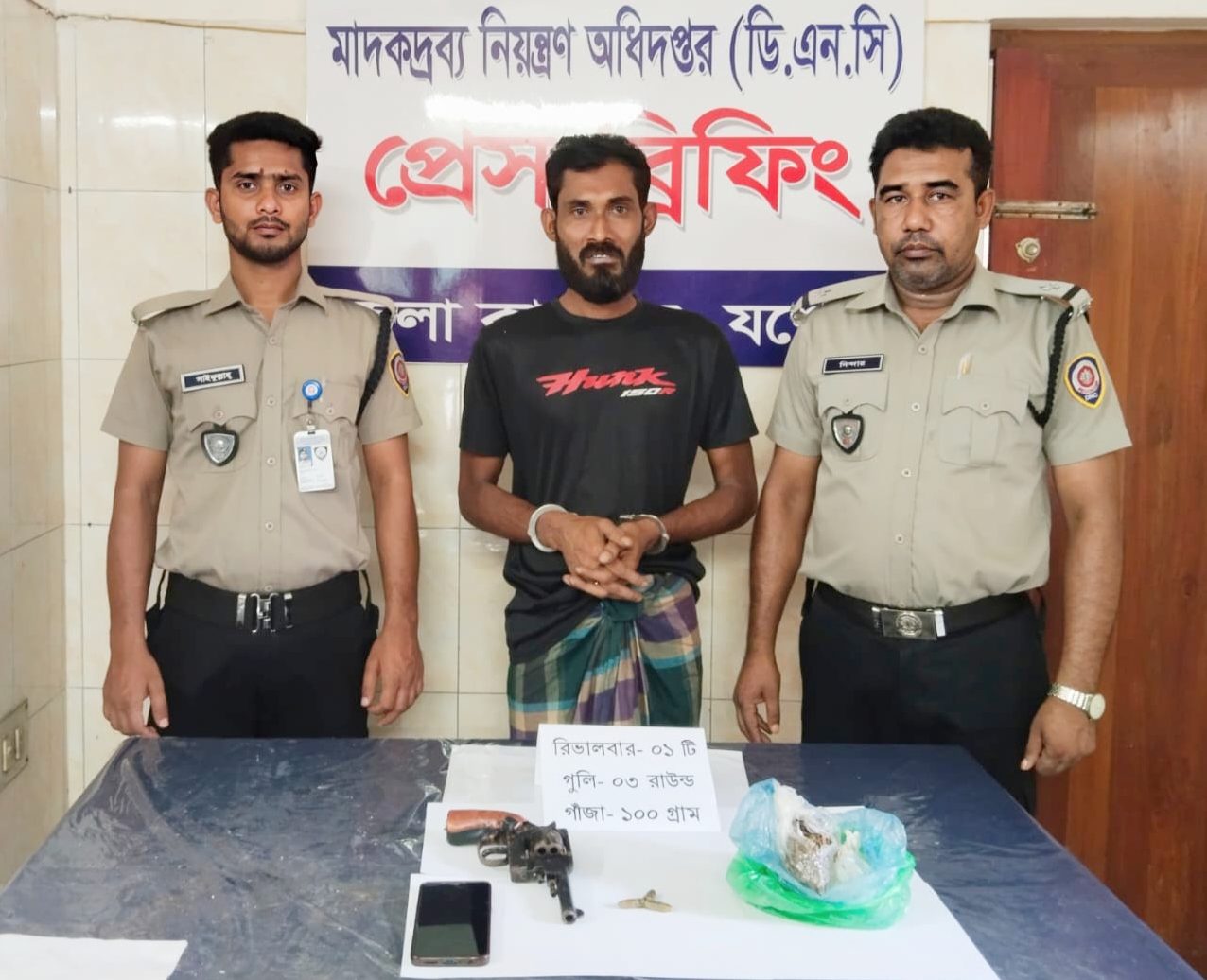 যশোরে অস্ত্র-গুলি ও গাঁজাসহ যুবক আটক